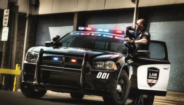 Първоначално оборудван с петстепенна автоматична трансмисия от ерата на DaimlerChrysler, Charger Pursuit преминава към осемстепенна автоматична трансмисия за моделната 2021 година. Новите модели са ограничени електронно до 225 км/ч.

Идвайки като стандарт с 3,6-литровия Pentastar, Charger Pursuit се очаква да отпадне от служба след 2023 г., тъй като FCA US LLC се ориентира към електрифицирани muscle cars. 
